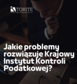 biznesmen wypełnia dokumenty